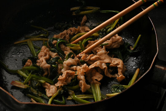 豚肉とほうれん草の炒め物　豚肉とほうれん草のガーリックぽん酢炒め