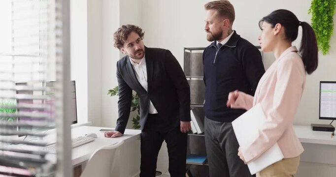 Team colleagues meeting for discussion and strategy. In a bright office, they review plans and metrics as analysts lead a briefing to align goals. Strong business planning and teamwork focus.