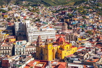 Obraz premium Aerial view of guanajuato with cathedral in mexico