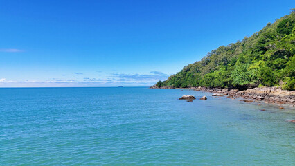 Naklejka premium Aerial View of Tropical Rainforest Coastline and Turquoise Ocean in Queensland