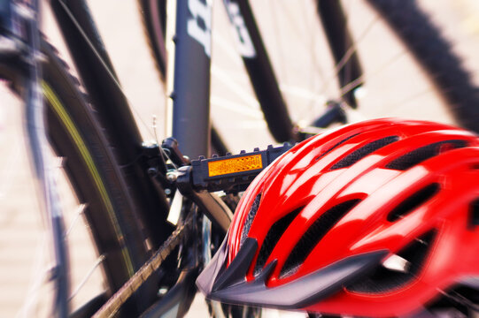 Fahrrad und ein roter Fahrradhelm	