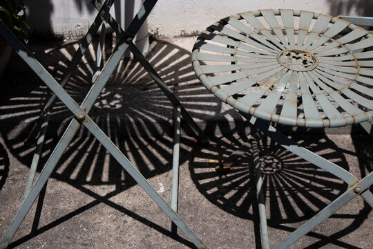 The midday sun makes the shadows of the outdoor iron table vivid.한낮의 태양이 야외철제 테이블의 그림자를 선명하게 만듭니다.