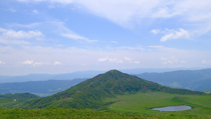 Fototapeta premium 杵島岳山頂から眺める草千里と烏帽子岳の風景