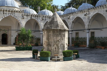 Obraz premium The historic fountain located in the complex's garden