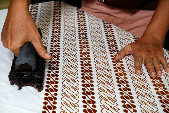 traditional batik handprinting in Java - traditionelle Herstellung von Batikstoff mit Modeldruck auf Java - parang rusak