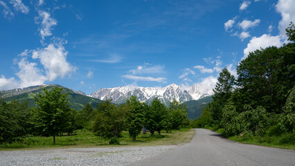 快晴の空と残雪の北アルプス　長野県白馬村 © RATM
