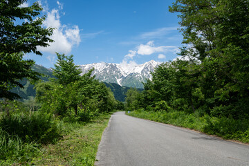 快晴の空と残雪の北アルプス　長野県白馬村 © RATM