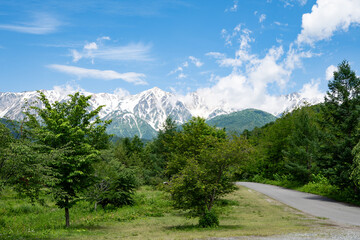 快晴の空と残雪の北アルプス　長野県白馬村 © RATM
