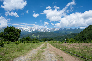 快晴の空と残雪の北アルプス　長野県白馬村 © RATM