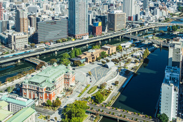 Fototapeta premium 上空から見下ろす中之島の歴史的建造物と水都の絶景