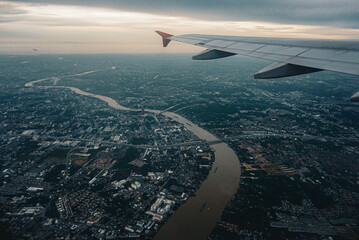Obraz premium Aerial view of a city and river from an airplane window