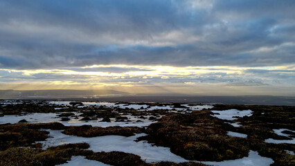 Obraz premium The sun shining through the clouds and illuminating the beautiful Icelandic landscape