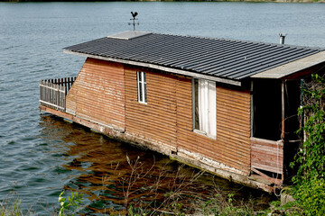 Chalets flottants de l'étang de la Galiotte à Carrière sous Poissy © luzulee