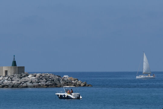 Imbarcazioni sul Mar Ligure in una giornata d'estate a Chiavari, provincia di Genova, Liguria, Italia.