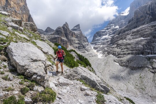Female hiker in the mountains, Castelletto Superiore and Cima Sella, back Scharte Bocca di Tuckett, Brenta Mountains, Brenta, Brenta-Adamello Natural Park, Trentino, Italy