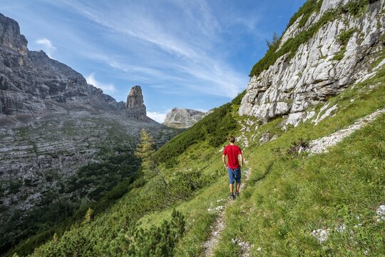 Young hiker on the Sentiero Carlo Minazio path, at the back of the Torre dei Sabbioni, Sorapiss circuit, Dolomites, Belluno, Italy