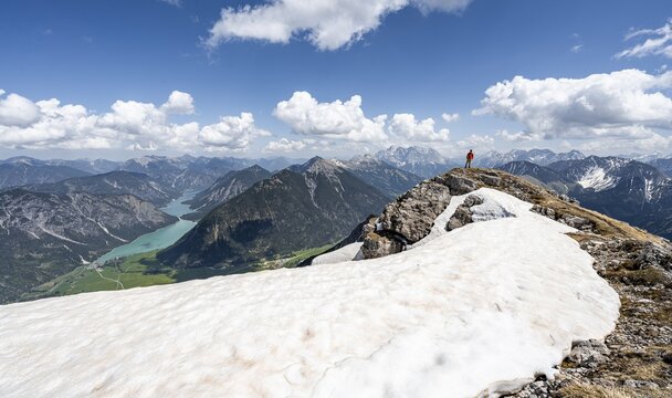Hikers on the summit ridge of Thaneller, view of mountains and Plansee lake, mountain panorama, mountain landscape, Lechtal Alps, Tyrol, Austria