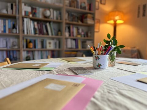 Table pr&eacute;par&eacute;e pour un atelier d&rsquo;&eacute;criture &ndash; cr&eacute;ativit&eacute;, inspiration et moment litt&eacute;raire