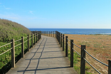Obraz premium A wooden walkway on a beach