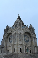 Fototapeta premium A large building with a clock on it