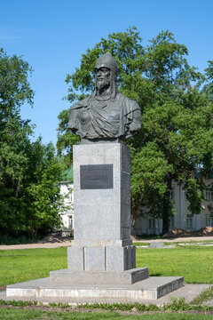 PERESLAVL-ZALESSKY, RUSSIA - MAY 23, 2026: Monument to Prince Alexander Nevsky is close-up. Pereslavl-Zalessky, Yaroslavl region. Golden Ring of Russia (vertical)