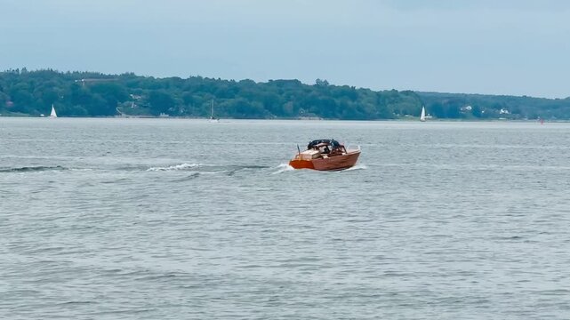ein klassisch elegantes Holzmotorboot f&auml;hrt &uuml;ber die Flensburger F&ouml;rde