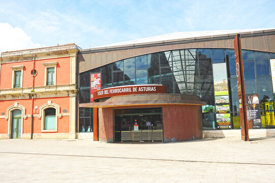 Entr&eacute;e principale du Mus&eacute;e ferroviaire des Asturies situ&eacute; dans l'ancienne gare Renfe Nord &agrave; Gij&oacute;n, Principaut&eacute; des Asturies, Espagne
