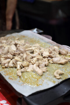 trozos de pollo cocido y frito en la cocina para elaboraci&oacute;n de platos