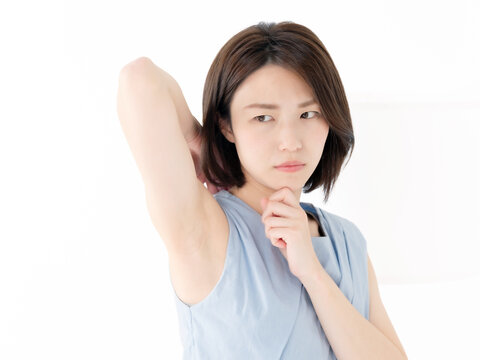 脇をチェックして悩む女性
