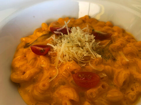 Creamy Macaroni and Cheese with Cherry Tomatoes