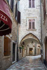 Fototapeta premium Arch over an alley in the Old Town, Kotor, Montenegro