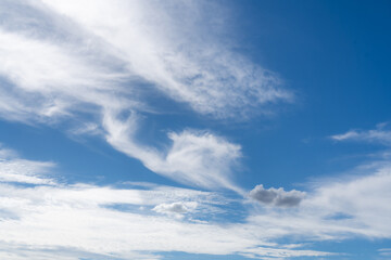 Fototapeta premium Sky view. Beautiful sunny sky. Background with clouds on blue sky. Clouds on blue sky, ideal for weather, nature, and background concepts.