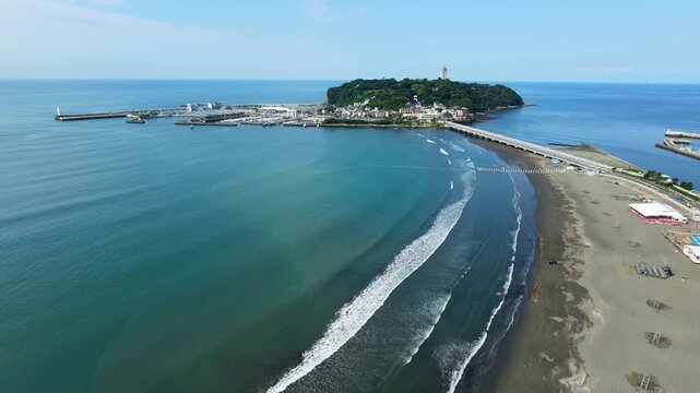 高度から撮影した江ノ島と砂浜の航空写真	