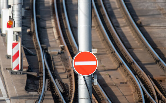 Verkehrsschild "Durchfahrt verboten" 