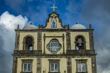 Fototapeta premium Detalle barroco de la fachada de la Iglesia de Nossa Senhora do Rosário en Lajes das Flores, Azores