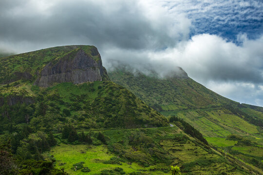 Formaci&oacute;n de basalto Rocha dos Bord&otilde;es bajo nubes tormentosas en Azores.