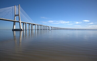 Obraz premium bridge over the river in lisbon, portugal