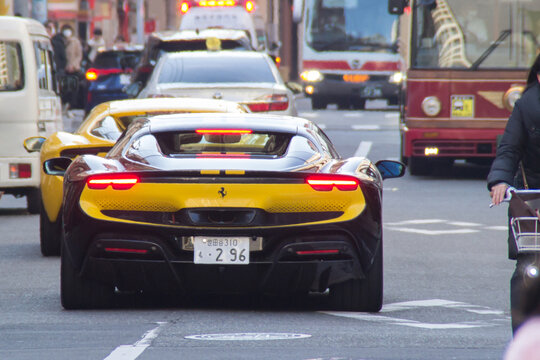 繁華街のスポーツカー