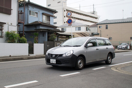 商用バン　道路走行中