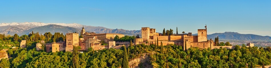 Obraz premium Panoramic view of the Alhambra with Sierra Nevada in the background taken from the famous Mirador de San Nicolás, Granada, Andalusia, Spain.