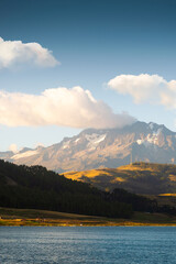 Obraz premium Nevado Colque Cruz view from Huaypo lake