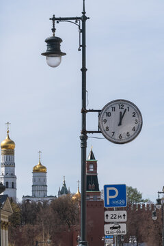 A street clock on a pole on Varvarka Street near the Moscow Kremlin.