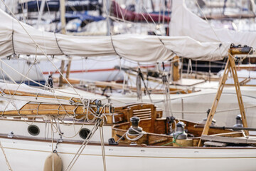 Bateaux à voile amarrés dans le Vieux-Port de Marseille © PPJ