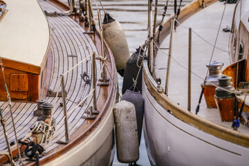 Bateaux à voile amarrés dans le Vieux-Port de Marseille © PPJ