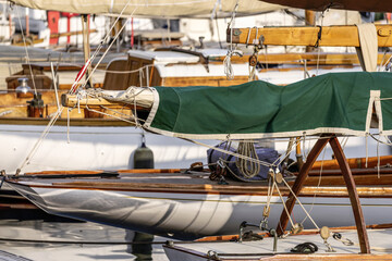 Bateaux à voile amarrés dans le Vieux-Port de Marseille © PPJ