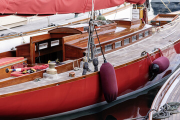 Bateaux à voile amarrés dans le Vieux-Port de Marseille © PPJ