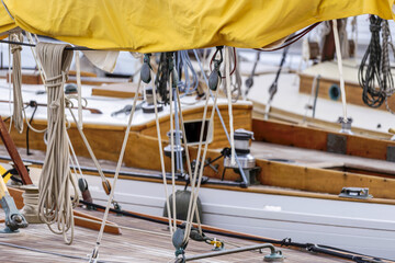Bateaux à voile amarrés dans le Vieux-Port de Marseille © PPJ