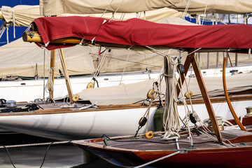 Bateaux à voile amarrés dans le Vieux-Port de Marseille © PPJ