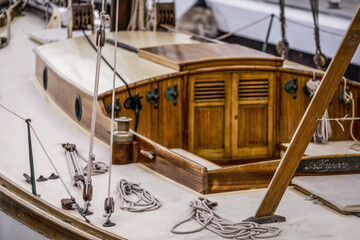Gros plan sur un bateau à voile amarré © PPJ