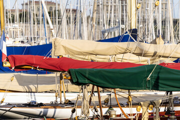 Bateaux à voile amarrés dans le Vieux-Port de Marseille © PPJ